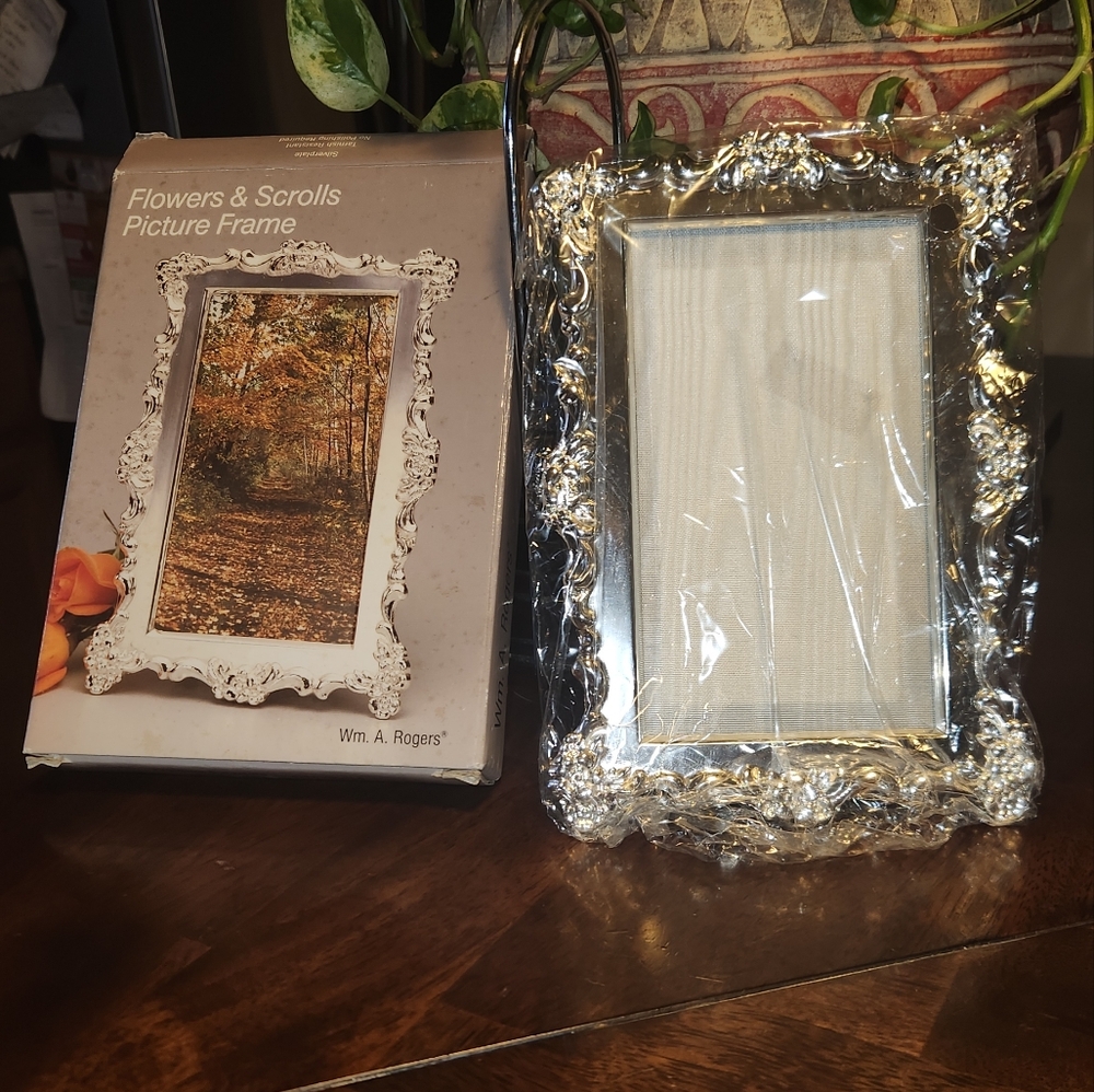 Wm Rogers Silver Tone Floral Photo Picture Frame Japan Easel Back Stand Up. 5x7